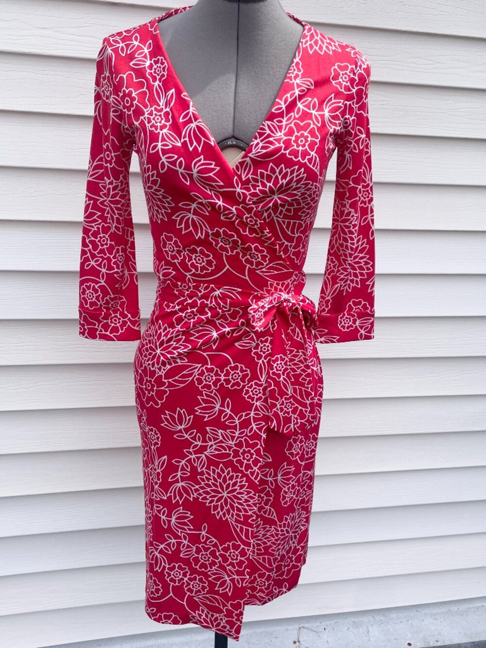 DVF Diane Von Furstenberg 100% Silk Wrap Dress Size 2